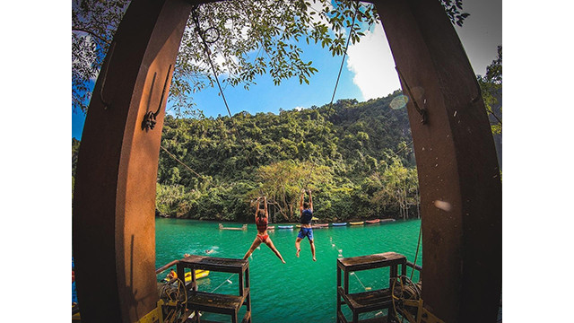 De nombreuses activités intéressantes telles que le bain de boue dans la grotte ou la tyrolienne sont organisées à la rivière Chày – la grotte sombre. Photo : Voyage Quang Binh. De nombreuses activités intéressantes telles que le bain de boue dans la grotte ou la tyrolienne sont organisées à la rivière Chày – la grotte sombre. Photo : Voyage Quang Binh.