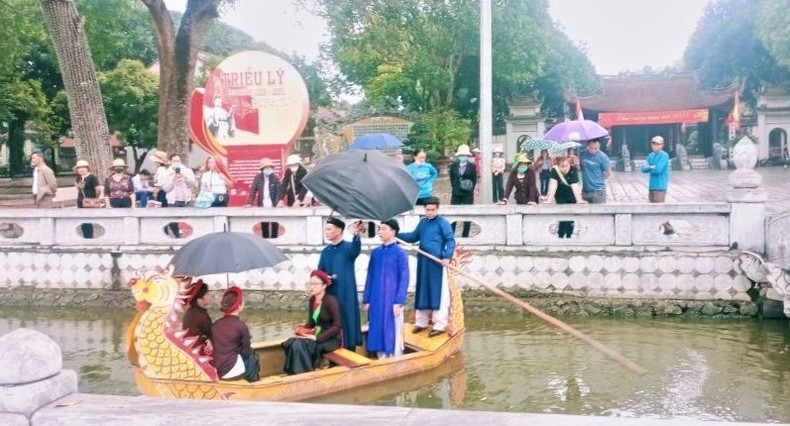 Au cours des trois premiers mois lunaires, il y a des représentations gratuites des spectacles du chant « Quan họ » pour les visiteurs. Photo : NDEL.