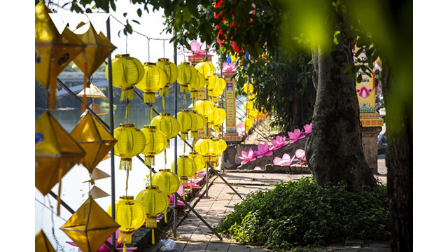 Dans la ville, les places publiques, les grands axes routiers,ont été décorés de drapeaux de la Patrie et de drapeaux bouddhistes, de lanternes. Photo : VOV. Dans la ville, les places publiques, les grands axes routiers,ont été décorés de drapeaux de la Patrie et de drapeaux bouddhistes, de lanternes. Photo : VOV.