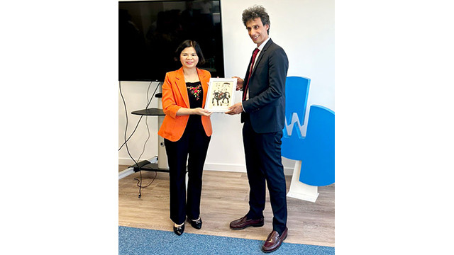 La présidente du Comité populaire provincial, Nguyên Huong Giang, présente un produit du village de production des estampes folklorique de Dông Hô aux représentants des entreprises lors de la visite. Photo : baobacninh.com.vn La présidente du Comité populaire provincial, Nguyên Huong Giang, présente un produit du village de production des estampes folklorique de Dông Hô aux représentants des entreprises lors de la visite. Photo : baobacninh.com.vn