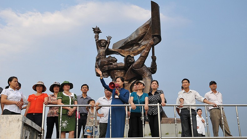 Les touristes visitent le monument de la Victoire de Diên Biên Phu. Photo : NDEL. Les touristes visitent le monument de la Victoire de Diên Biên Phu. Photo : NDEL.