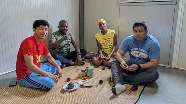 Le major Nguyên Van Hiên et ses collègues internationaux apprécient les spécialités de thé vietnamiennes. Photo : baoquocte.vn Le major Nguyên Van Hiên et ses collègues internationaux apprécient les spécialités de thé vietnamiennes. Photo : baoquocte.vn