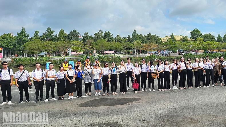 Des étudiants de Hô Chi Minh-Ville viennent souhaiter bon voyage à la délégation au port de Cat Lai. Photo : NDEL. Des étudiants de Hô Chi Minh-Ville viennent souhaiter bon voyage à la délégation au port de Cat Lai. Photo : NDEL.
