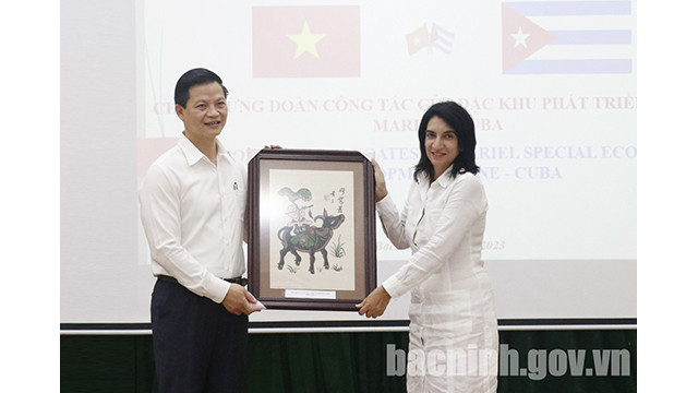 Le vice-président permanent du Comité populaire provincial, Vuong Quôc Tuân, présente une peinture populaire de Dông Hô à Mme Yanet Vazquez Valdes. Photo : bacninh.gov.vn Le vice-président permanent du Comité populaire provincial, Vuong Quôc Tuân, présente une peinture populaire de Dông Hô à Mme Yanet Vazquez Valdes. Photo : bacninh.gov.vn