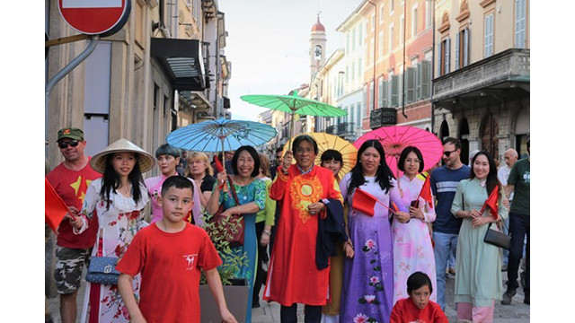 La communauté vietnamienne en Italie a apporté au festival les caractéristiques typiques de la culture nationale, présentant ainsi la belle image du Vietnam à des amis internationaux. Photo : VNA. La communauté vietnamienne en Italie a apporté au festival les caractéristiques typiques de la culture nationale, présentant ainsi la belle image du Vietnam à des amis internationaux. Photo : VNA.