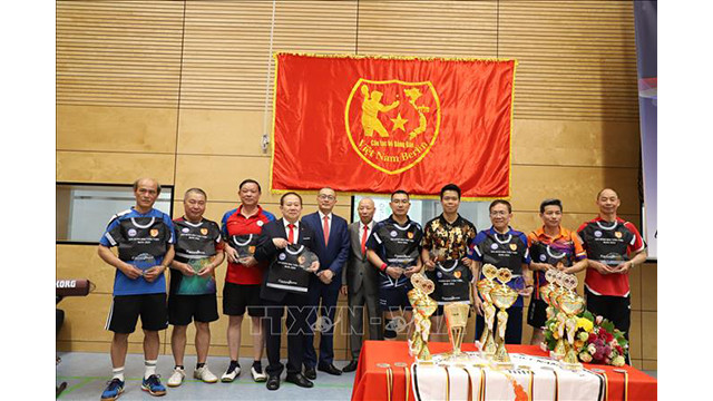 L'ambassadeur Vu Quang Minh (5e, de gauche à droite), le président du Club de Tennis de table de Berlin, Nguyên Huu Tho (4e, de gauche à droite) et le chef du Comité d'organisation (6e, de gauche à droite) remettent des médailles aux délégués représentant les clubs de tennis de table de 8 pays européens. Photo : VNA.