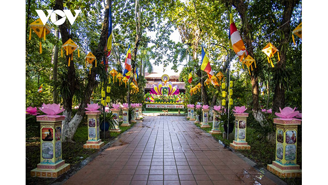 La cérémonie officielle de célébration de l’anniversaire du Bouddha qui se tiendra le 15e jour du 4e mois lunaire à la maison communale de Tu Dàm. Photo : VOV. La cérémonie officielle de célébration de l’anniversaire du Bouddha qui se tiendra le 15e jour du 4e mois lunaire à la maison communale de Tu Dàm. Photo : VOV.