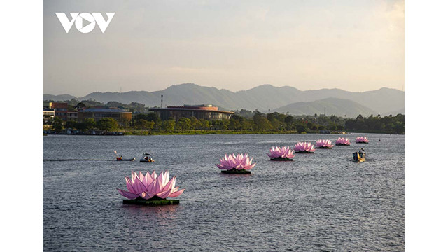 Sur la Rivière des Parfums, l'image de 7 fleurs de lotus brillantes apparaît pour accueillir les 7 pas purs du Bouddha au moment de sa naissance. Photo : VOV. Sur la Rivière des Parfums, l'image de 7 fleurs de lotus brillantes apparaît pour accueillir les 7 pas purs du Bouddha au moment de sa naissance. Photo : VOV.