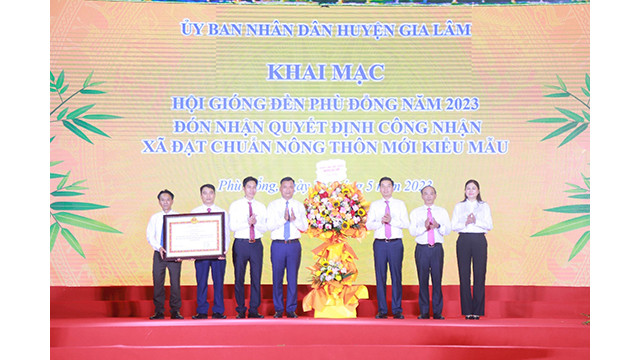 La cérémonie de réception de la décision reconnaissant la commune de Phu Dông comme répondant aux normes de la nouvelle ruralité. Photo : hanoimoi.com.vn