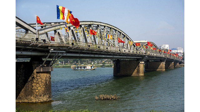 Le pont Truong Tiên est décoré de drapeaux de la Patrie et de drapeaux bouddhistes. Photo : VOV. Le pont Truong Tiên est décoré de drapeaux de la Patrie et de drapeaux bouddhistes. Photo : VOV.