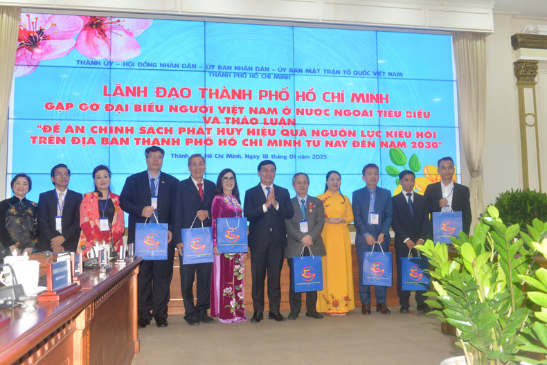 Le docteur Trân Hai Linh, membre du Comité central du Front national de la Patrie du Vietnam, président de l’Association des Entrepreneurs et Investisseurs Vietnam – République de Corée (VKBIA) lors d'une rencontre avec les dirigeants de Hô Chi Minh-Ville.