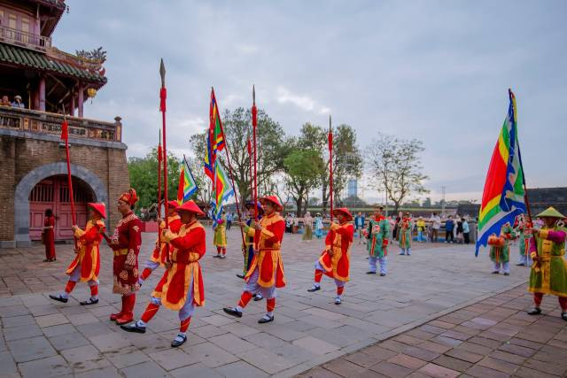 Une cérémonie solennelle de la relève de la garde à Ngo Môn. Photo: hanoimoi.vn Une cérémonie solennelle de la relève de la garde à Ngo Môn. Photo: hanoimoi.vn
