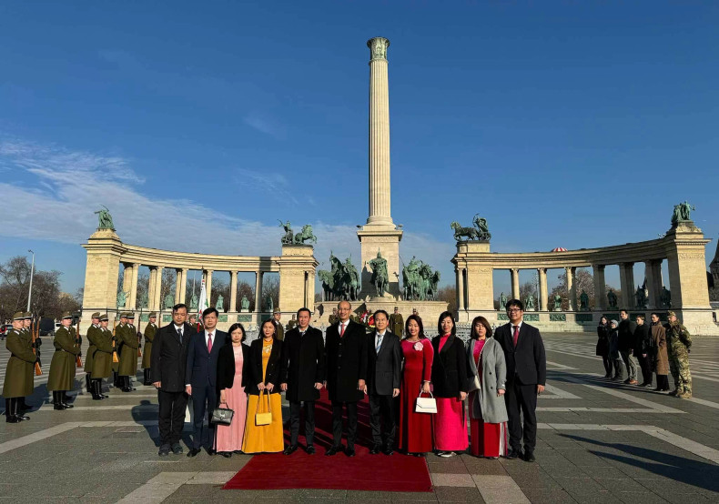 L'ambassadeur Bùi Lê Thai et le personnel de l'ambassade déposent des fleurs sur la Place des Héros le 15 janvier. Photo : Ambassade du Vietnam en Hongrie