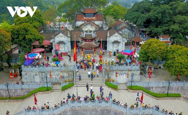 Lors du Têt dernier, Quang Ninh a accueilli près de 970 000 visiteurs, dont environ 70 % se sont rendus sur des sites culturels et spirituels. Photo : VOV.vn Lors du Têt dernier, Quang Ninh a accueilli près de 970 000 visiteurs, dont environ 70 % se sont rendus sur des sites culturels et spirituels. Photo : VOV.vn