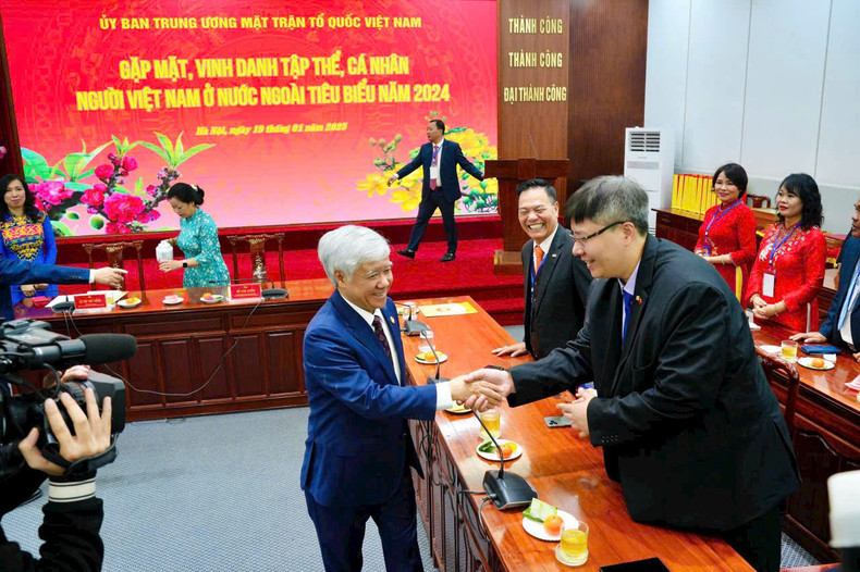 Le docteur Trân Hai Linh lors d'une rencontre avec le comité central du Front de la Patrie du Vietnam.