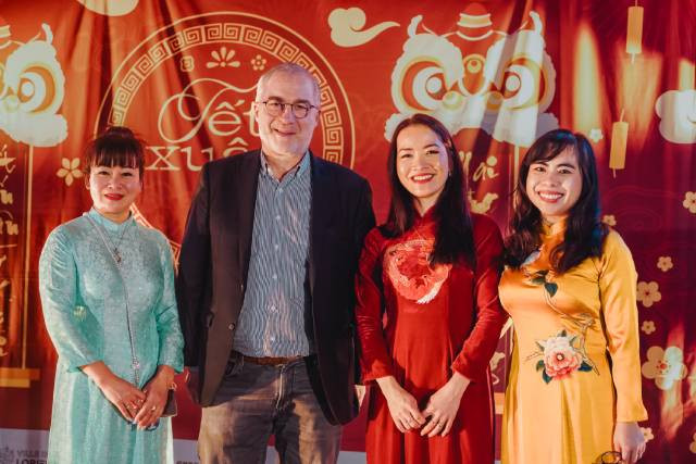 M. Fabrice Loher, Maire de Lorient (en noir), avec les représentants du Comité d’Organisation. M. Fabrice Loher, Maire de Lorient (en noir), avec les représentants du Comité d’Organisation.