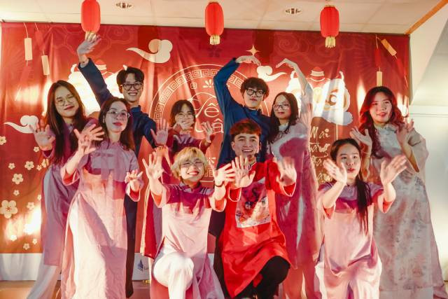 Spectacles présentés par des jeunes vietnamiens et d’origine vietnamienne venus de plusieurs villes de France. Spectacles présentés par des jeunes vietnamiens et d’origine vietnamienne venus de plusieurs villes de France.