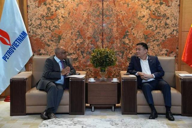 Le directeur général de Petrovietnam, Lê Ngoc Son (à droite) et le directeur national de la Banque asiatique de développement (ADB) au Vietnam, Shantanu Chakraborty (à gauche). Photo: petrovietnam.petrotimes.vn Le directeur général de Petrovietnam, Lê Ngoc Son (à droite) et le directeur national de la Banque asiatique de développement (ADB) au Vietnam, Shantanu Chakraborty (à gauche). Photo: petrovietnam.petrotimes.vn