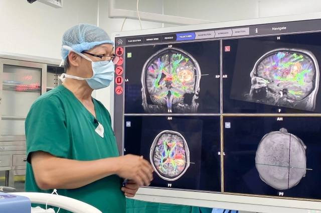 Le docteur Chu Tân Si analyse la corrélation entre la tumeur et les faisceaux nerveux du patient grâce au robot IA. Photo : Hôpital Général Tâm Anh, à Hô Chi Minh-Ville. Photo: lifestyle.znews.vn Le docteur Chu Tân Si analyse la corrélation entre la tumeur et les faisceaux nerveux du patient grâce au robot IA. Photo : Hôpital Général Tâm Anh, à Hô Chi Minh-Ville. Photo: lifestyle.znews.vn