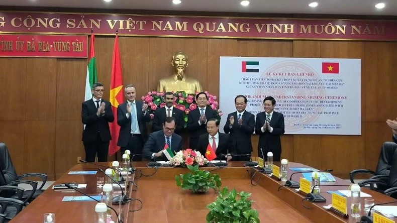 La signature du protocole d'accord entre les deux parties s'est tenue en présence du secrétaire du Comité provincial du Parti, Pham Viêt Thanh. Photo : nhandan.vn La signature du protocole d'accord entre les deux parties s'est tenue en présence du secrétaire du Comité provincial du Parti, Pham Viêt Thanh. Photo : nhandan.vn
