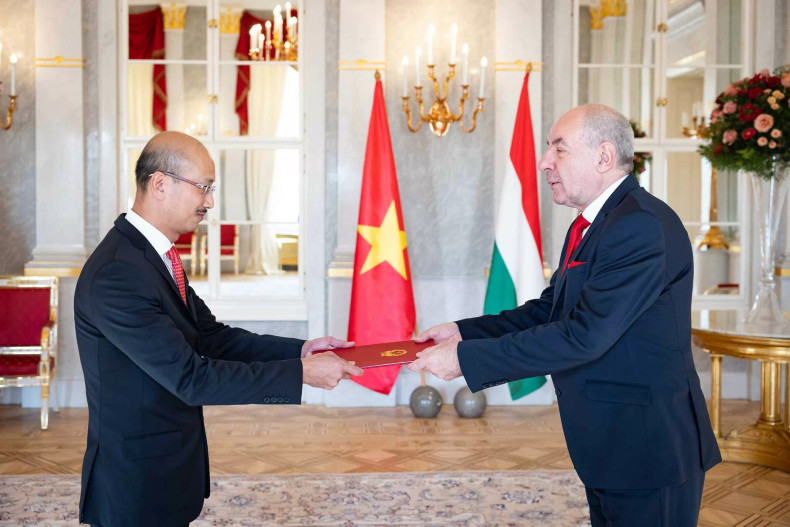 L'ambassadeur du Vietnam en Hongrie, Bùi Lê Thai (à gauche), présente la lettre de créance au Président de la Hongrie, Sulyok Tamás (à droite), le 14 janvier 2025. Photo: Ambassade du Vietnam en Hongrie