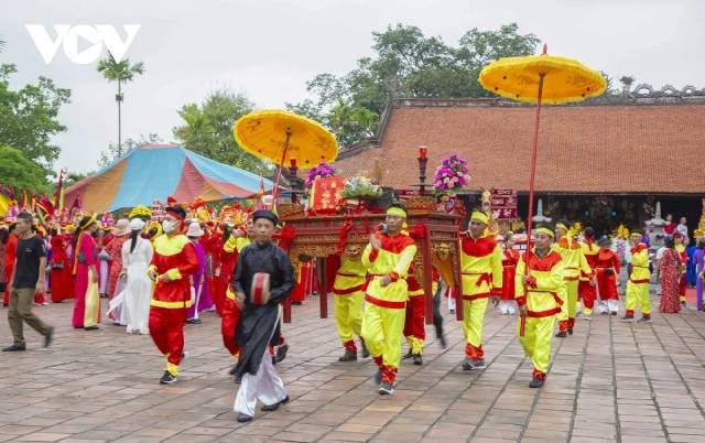 Le festival du printemps du temple Cua Ông commence dès le début du premier mois lunaire, avec la cérémonie principale qui se tient le 3 février lunaire. Photo : VOV.vn Le festival du printemps du temple Cua Ông commence dès le début du premier mois lunaire, avec la cérémonie principale qui se tient le 3 février lunaire. Photo : VOV.vn