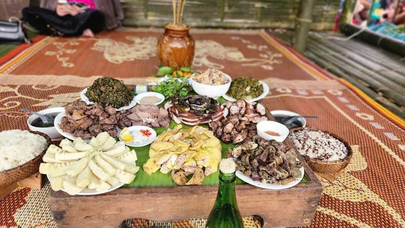 Le plateau de repas des Muong est un élément essentiel de la culture culinaire lors de chaque fête. Photo : nhandan.vn
