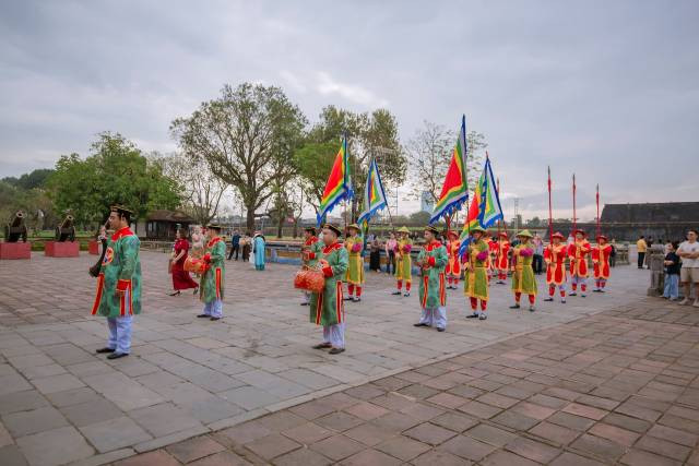 La cérémonie de la relève de la garde à la porte Ngo Môn dure généralement environ 30 minutes. Photo: hanoimoi.vn La cérémonie de la relève de la garde à la porte Ngo Môn dure généralement environ 30 minutes. Photo: hanoimoi.vn