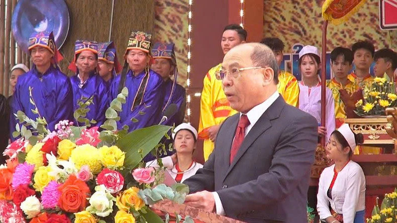 Le président du Comité populaire provincial, Bui Duc Hinh, prononce un discours lors de la fête. Photo : nhandan.vn