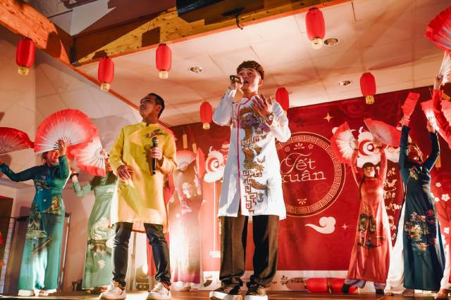 Spectacles présentés par des jeunes vietnamiens et d’origine vietnamienne venus de plusieurs villes de France. Spectacles présentés par des jeunes vietnamiens et d’origine vietnamienne venus de plusieurs villes de France.