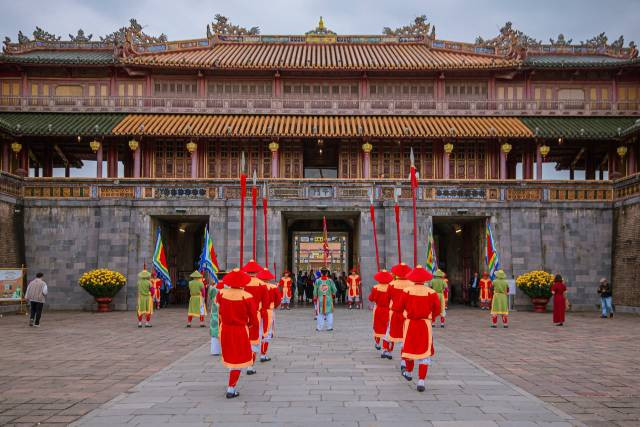 La cérémonie de la relève de la garde à la porte Ngo Môn dure généralement environ 30 minutes. Photo: hanoimoi.vn La cérémonie de la relève de la garde à la porte Ngo Môn dure généralement environ 30 minutes. Photo: hanoimoi.vn