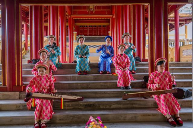 Un spectacle de musique de cour traditionnelle présenté devant la cour du Palais de Thai Hoa. Photo: hanoimoi.vn Un spectacle de musique de cour traditionnelle présenté devant la cour du Palais de Thai Hoa. Photo: hanoimoi.vn