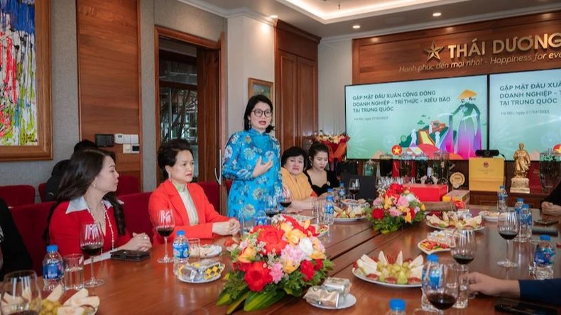 Pham Thi Thanh Loan exprime sa gratitude pour l'attention et le soutien apportés à la communauté des entrepreneurs, intellectuels et expatriés vietnamiens en Chine, leur permettant de s'unir pour honorer et promouvoir le patrimoine culturel vietnamien auprès de la communauté internationale. Photo : nhandan.vn Pham Thi Thanh Loan exprime sa gratitude pour l'attention et le soutien apportés à la communauté des entrepreneurs, intellectuels et expatriés vietnamiens en Chine, leur permettant de s'unir pour honorer et promouvoir le patrimoine culturel vietnamien auprès de la communauté internationale. Photo : nhandan.vn