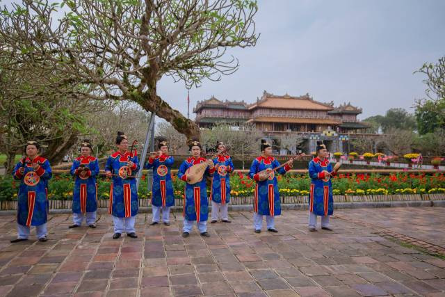 Un concert de musique traditionnelle et de chant de Huê tenu à Nhât Thành Lâu. Photo: hanoimoi.vn Un concert de musique traditionnelle et de chant de Huê tenu à Nhât Thành Lâu. Photo: hanoimoi.vn
