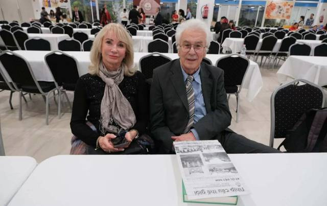 M. Dunai Péter et son épouse lors du programme du Têt traditionnel 2025 des Vietnamiens en Hongrie en 2025. Photo : baoquocte.vn M. Dunai Péter et son épouse lors du programme du Têt traditionnel 2025 des Vietnamiens en Hongrie en 2025. Photo : baoquocte.vn