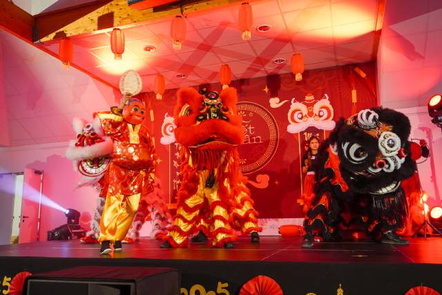 La danse traditionnelle du licorne, symbole de chance et de prospérité La danse traditionnelle du licorne, symbole de chance et de prospérité