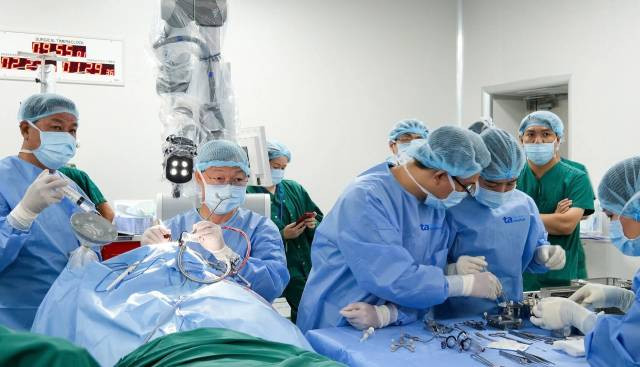 Le docteur Chu Tân Si analyse la corrélation entre la tumeur et les faisceaux nerveux du patient grâce au robot IA. Photo : Hôpital Général Tâm Anh, Hô Chi Minh-Ville Le docteur Chu Tân Si analyse la corrélation entre la tumeur et les faisceaux nerveux du patient grâce au robot IA. Photo : Hôpital Général Tâm Anh, Hô Chi Minh-Ville