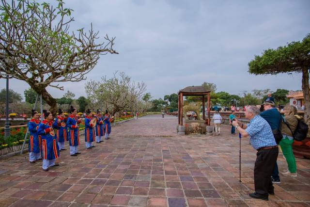 De nombreux touristes étrangers manifestent un grand intérêt pour ces représentations. Photo: hanoimoi.vn De nombreux touristes étrangers manifestent un grand intérêt pour ces représentations. Photo: hanoimoi.vn