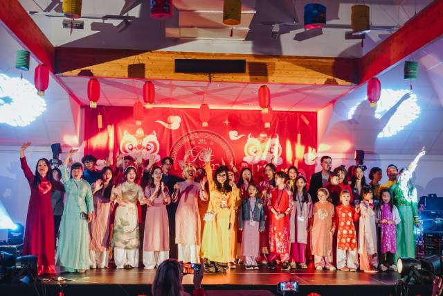 Chœur franco-vietnamien interprétant “Bonjour Vietnam” en français et en vietnamien. Chœur franco-vietnamien interprétant “Bonjour Vietnam” en français et en vietnamien.