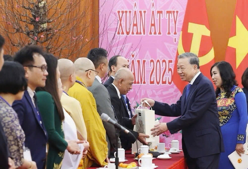 Le Secrétaire général du Parti Tô Lâm rencontre des Viêt kiêu éminents lors du programme "Xuân Quê Huong 2025" (Printemps au pays natal).