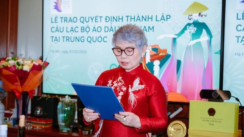 La vice-présidente du Club du Patrimoine de l'ao dài vietnamien, Khuc Thi Dâu, a lu la décision de création du Club du patrimoine de l'ao dài vietnamien en Chine. Photo : nhandan.vn La vice-présidente du Club du Patrimoine de l'ao dài vietnamien, Khuc Thi Dâu, a lu la décision de création du Club du patrimoine de l'ao dài vietnamien en Chine. Photo : nhandan.vn