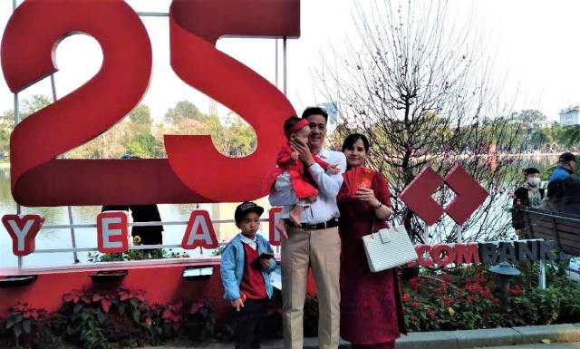 Toute la famille prend des photos à l’occasion du Nouvel An lunaire. Photo : Quang Tuan/NDEL. Toute la famille prend des photos à l’occasion du Nouvel An lunaire. Photo : Quang Tuan/NDEL.