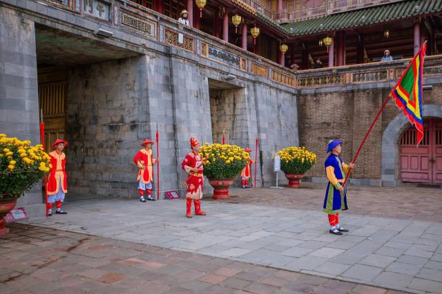 La cérémonie de la relève de la garde à la porte Ngo Môn dure généralement environ 30 minutes. Photo: hanoimoi.vn La cérémonie de la relève de la garde à la porte Ngo Môn dure généralement environ 30 minutes. Photo: hanoimoi.vn
