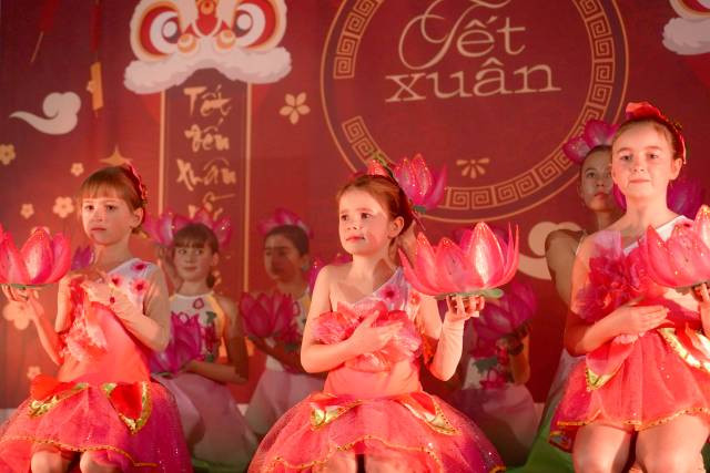 Ensemble d’instruments de musique traditionnelle “Mầm Trẻ” venant de Rennes. Ensemble d’instruments de musique traditionnelle “Mầm Trẻ” venant de Rennes.