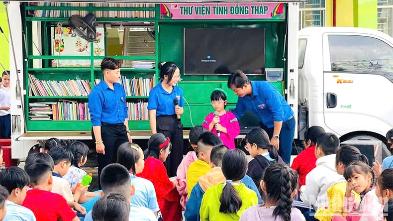 La bibliothèque itinérante sur le thème "Voyage pour connecter le tourisme vert" à l'école primaire My Trà, dans la ville de Cao Lanh, province de Dông Thap. Photo : nhandan.vn La bibliothèque itinérante sur le thème "Voyage pour connecter le tourisme vert" à l'école primaire My Trà, dans la ville de Cao Lanh, province de Dông Thap. Photo : nhandan.vn