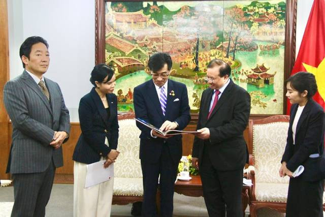 Le vice-ministre de la Culture, des Sports et du Tourisme,Ta Quang Dông a offert un souvenir au maire de la ville japonaise de Fukushima, Kohata Hiroshi. Photo : toquoc.vn Le vice-ministre de la Culture, des Sports et du Tourisme,Ta Quang Dông a offert un souvenir au maire de la ville japonaise de Fukushima, Kohata Hiroshi. Photo : toquoc.vn