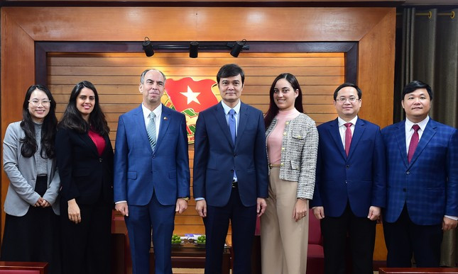Les représentants de la Fédération de la Jeunesse Communiste de Hô Chi Minh-Ville et de l'Ambassade de Cuba au Vietnam prennent lors de la rencontre. Photo: tienphong.vn Les représentants de la Fédération de la Jeunesse Communiste de Hô Chi Minh-Ville et de l'Ambassade de Cuba au Vietnam prennent lors de la rencontre. Photo: tienphong.vn