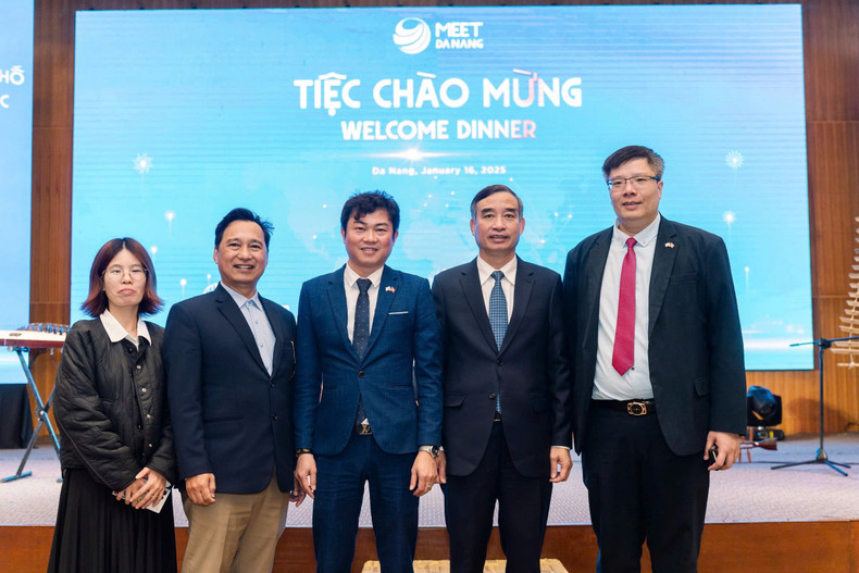 Le docteur Trân Hai Linh lors d'un forum à Dà Nang.