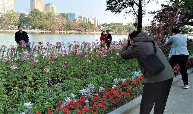 De nombreux jeunes viennent au lac Hoan Kiem pour se promener pour jouir du printemps. Photo : Quang Tuan/NDEL. De nombreux jeunes viennent au lac Hoan Kiem pour se promener pour jouir du printemps. Photo : Quang Tuan/NDEL.