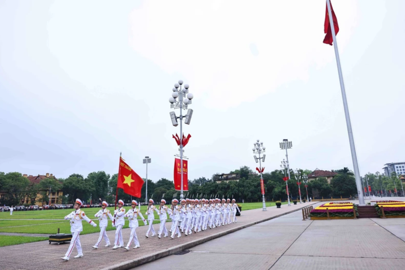 La délégation du drapeau de l'armée Quyết Thắng accomplit les rites de la cérémonie sacrée de lever du drapeau. Photo : Minh Duc/VNA